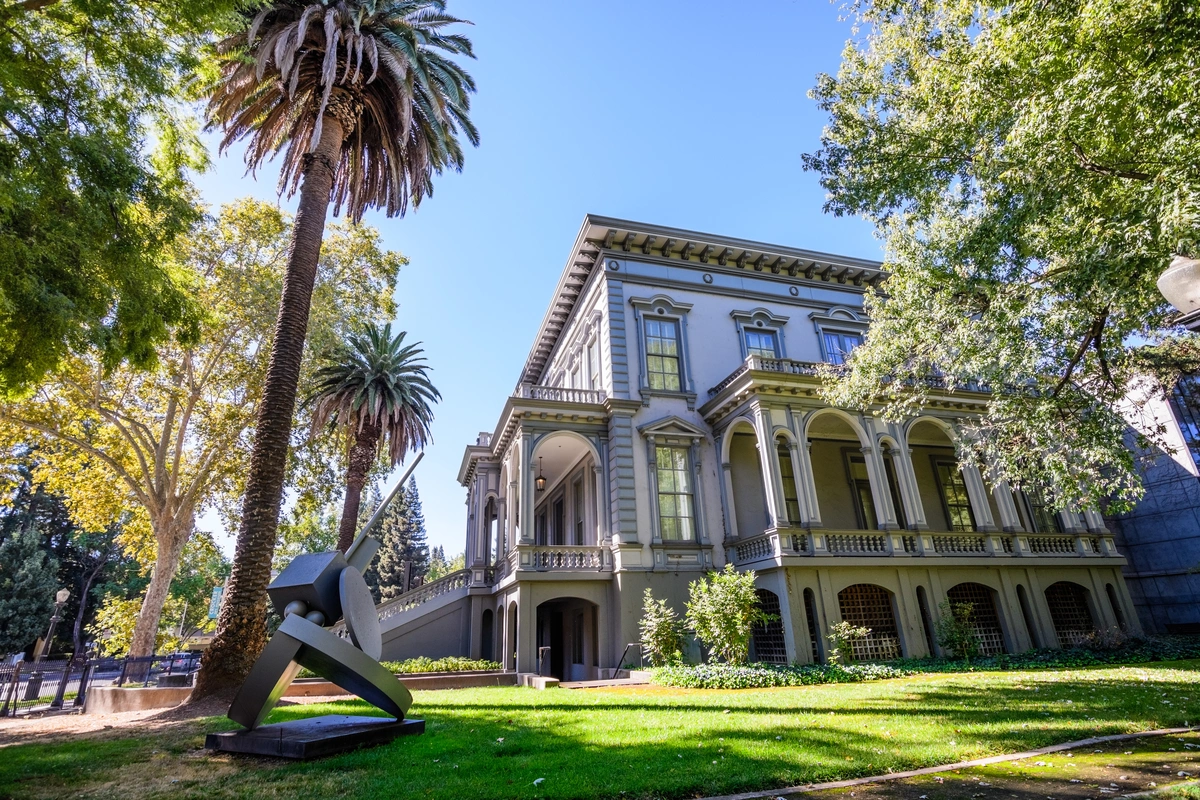 museum building in downtown Sacramento california