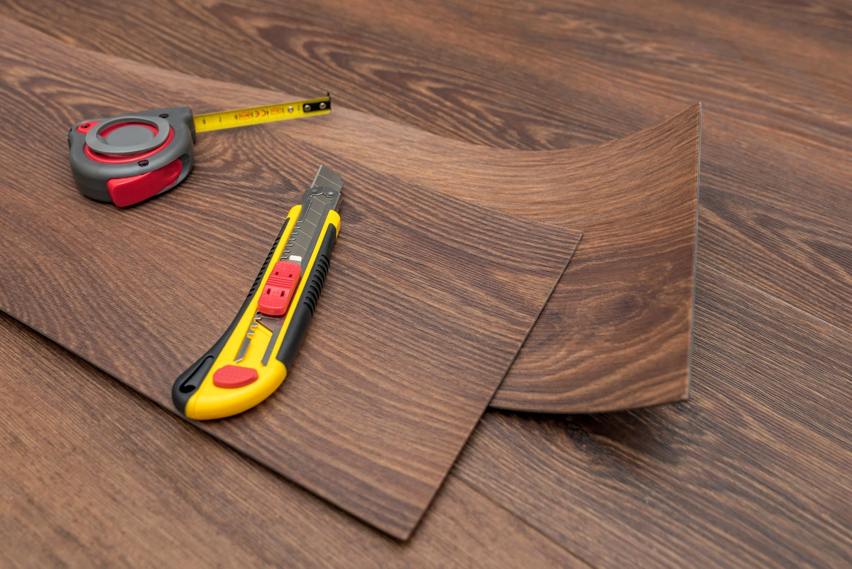 using knife to cut vinyl flooring