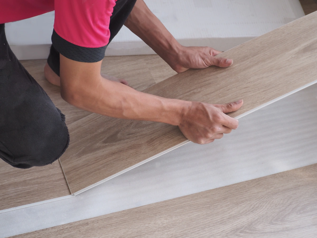 worker installing the floor tile